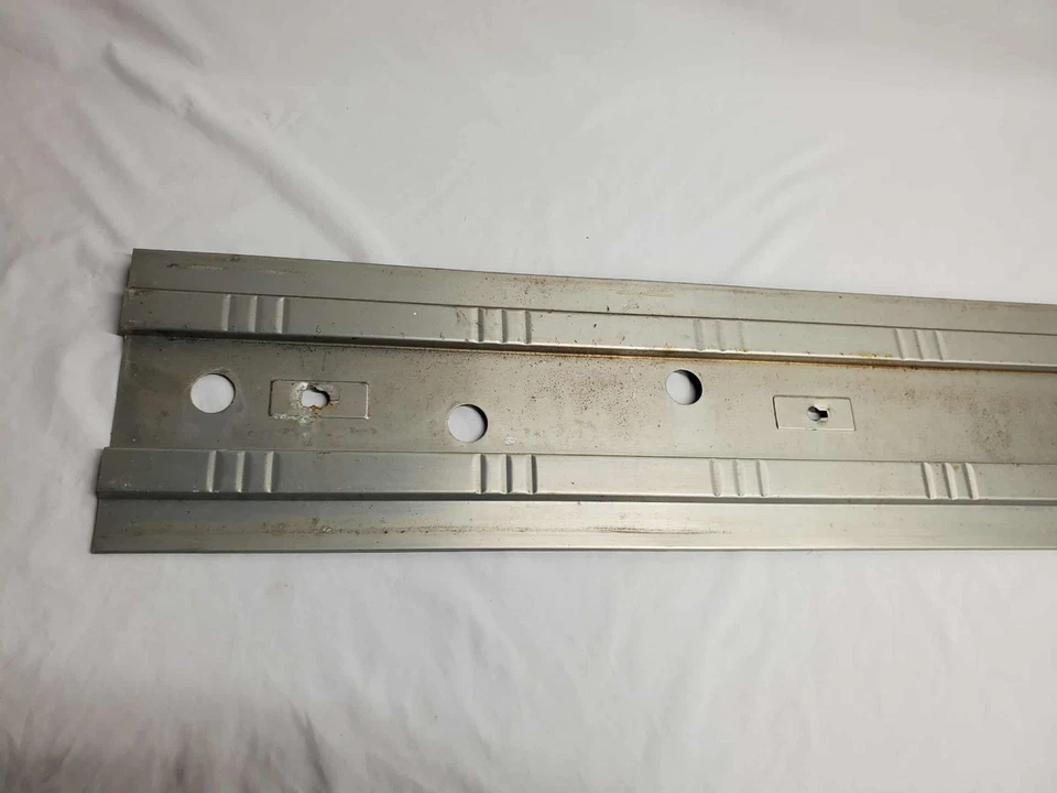 K5 Blazer отделки панели молдинг монтажный кронштейн задней двери Chevy 1981-1991 OEM б/у - Изображение 3 из 4