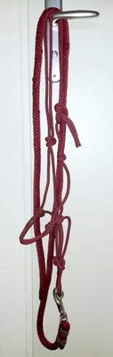Waldhausen Knotenhalfter Weinrot mit Strick & Federstriegel