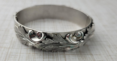 Vintage Whiting & Davis Silver Tone Leaf Hinged Bangle Bracelet Size 6.5 - 6.75