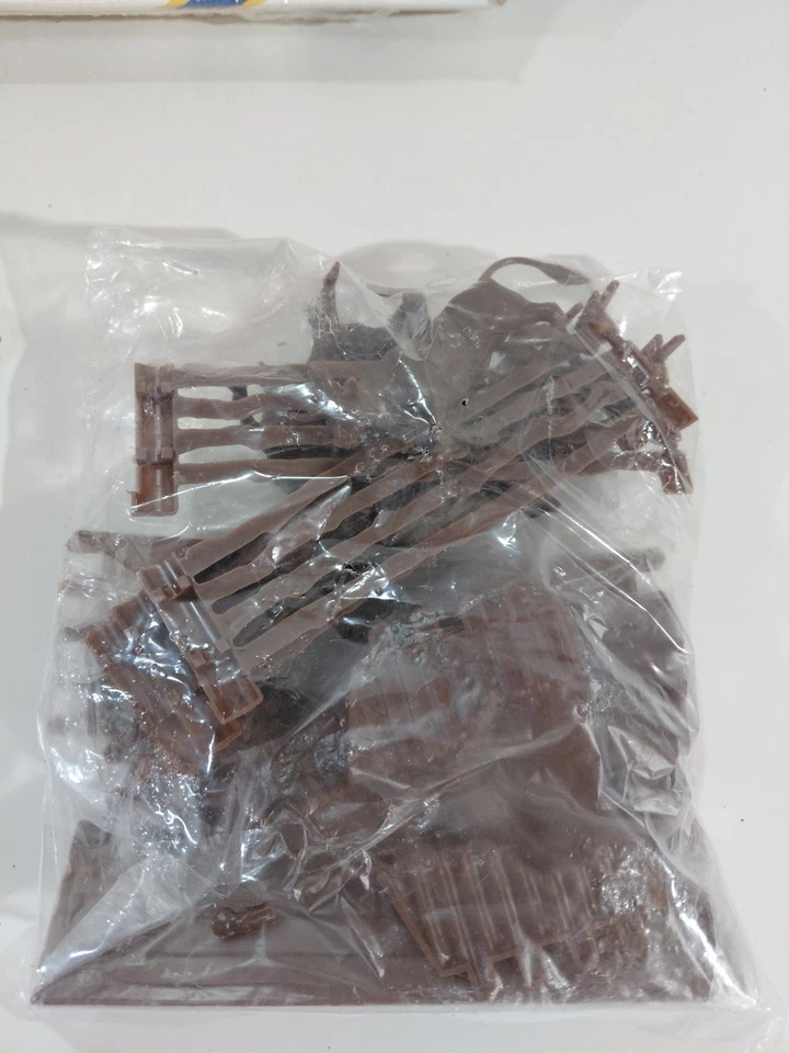 NOB Model Power 6100 O Gauge Model Railroad Log Cabin w/ Corral & Animals w/Box - Image 3 of 4