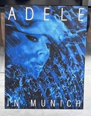 Adele in Munich, Wasser-Design, Blau 