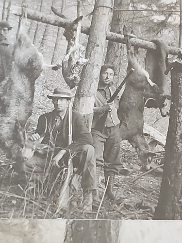 6 Foto RPPC 1911 Idaho Robusto Bello Gruppo di Uomini Cacciatori Cervi Campo di Caccia - Foto 5 di 17