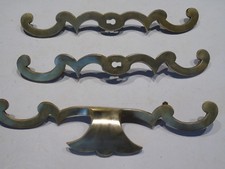 ancien décor galbé d'armoire en laiton, entrées de serrure fronton, old cabinet 