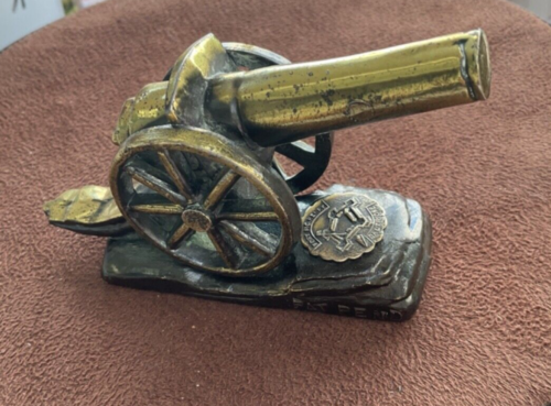 Adorno de latón vintage Canon sobre ruedas tiene medalla Fort Mc.Henry Baltimore 4 pulgadas - Imagen 1 de 10