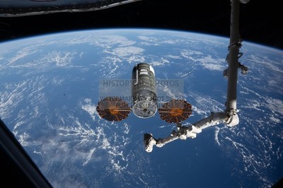 CYGNUS XL SPACECRAFT NEAR INTERNATIONAL SPACE STATION 2026 4X6 PHOTO