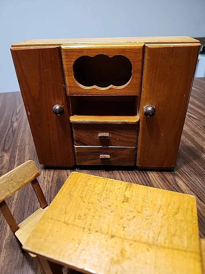 Armario de madera miniatura para casa de muñecas mesa buffet, 3 sillas vintage Hutch 7" X 8"  Foto 3 de 4