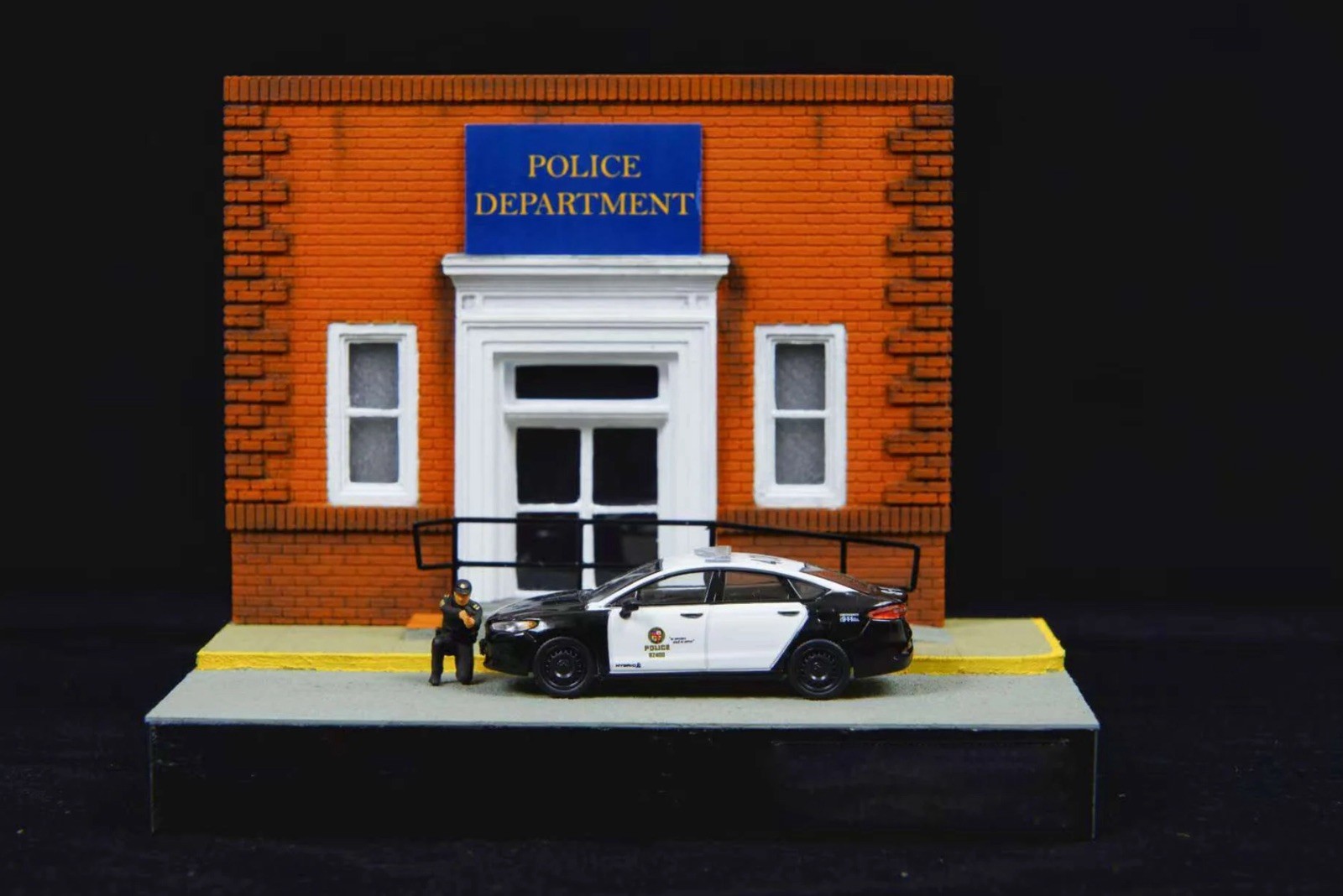 1:64 Police Department Building Diorama