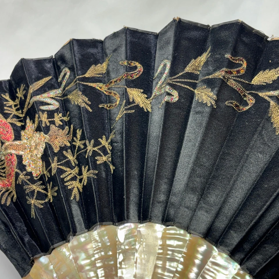 Abanico Plegable Satinado Negro Años 1880 Rosa Mop Palos/Guardias Bordados Flor y Hoja Foto 4 de 4
