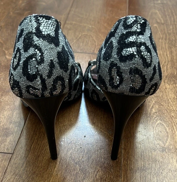 Tacones altos Carlos By Carlos Santana, leopardo negro y plateado, talla 7, ¡usados en excelente estado! Foto 3 de 4