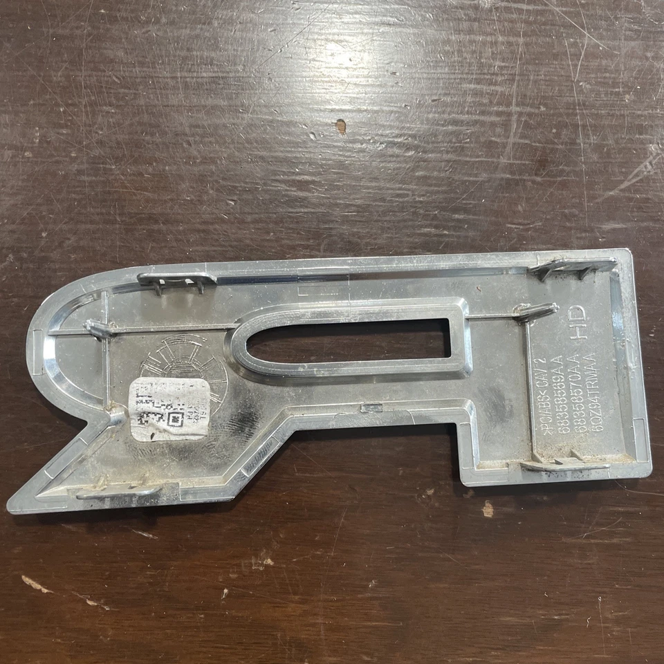 Rejilla delantera emblema RAM Mopar 68358569AA 2500 3500 4500 5500 2019-2024 cromada Foto 2 de 2