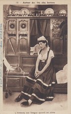 Carte postale ancienne SCÈNES BRETAGNE lits clos bretons l'attente est longue