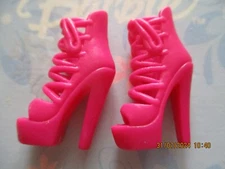 BARBIE DOLL / PAIR OF SHOES: BOOTS, PUMPS ....... (2614)