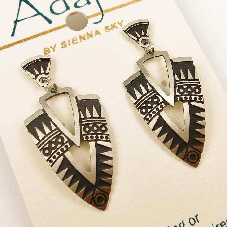 Brincos Adajio gravados Deco Shield em prata antiga e preto feitos à mão nos EUA - Imagem 3 de 4