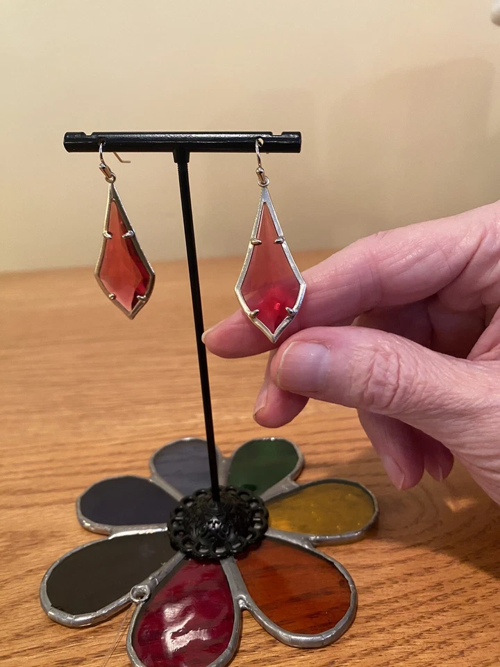 Pendientes facetados Kendra Scott Olivia Berry Illusion en oro Foto 3 de 4