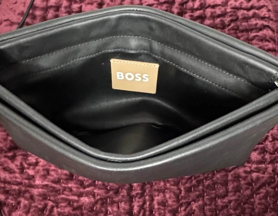 Bolso de aseo/bolsa de viaje Hugo Boss de cuero negro Foto 2 de 4
