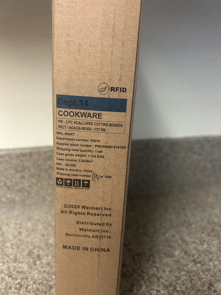 Tablas de cortar festoneadas de madera de acacia de 3 piezas The Pioneer Woman Foto 4 de 4