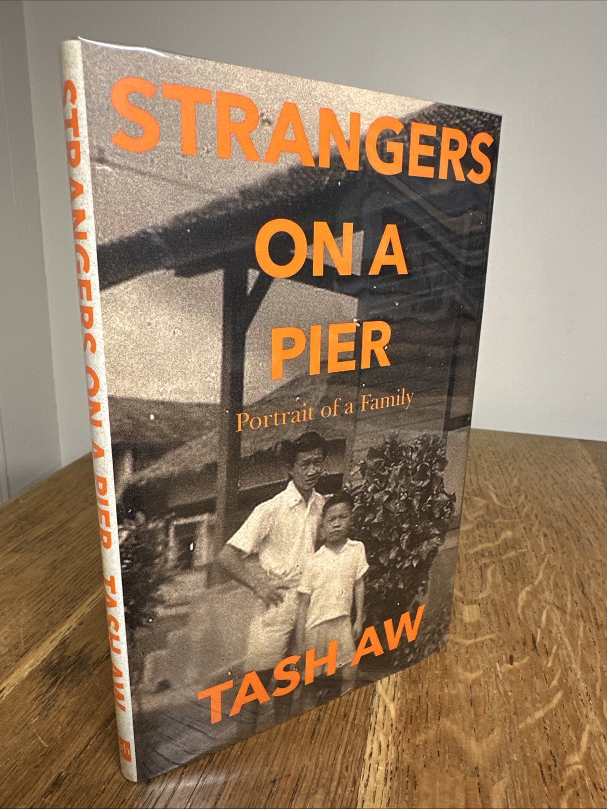 Strangers on a Pier: Portrait of a Family by Tash Aw SIGNED 2021 UK 1st/1st HB