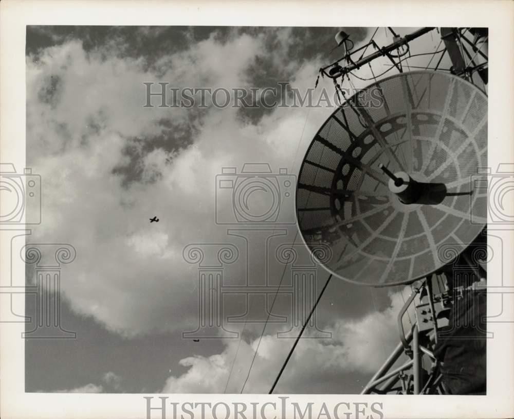 1952 Press Photo US Navy electronics locater identifies