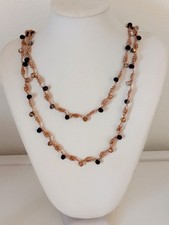 Collana uncinetto filo lurex e cristalli oro rosa e nero