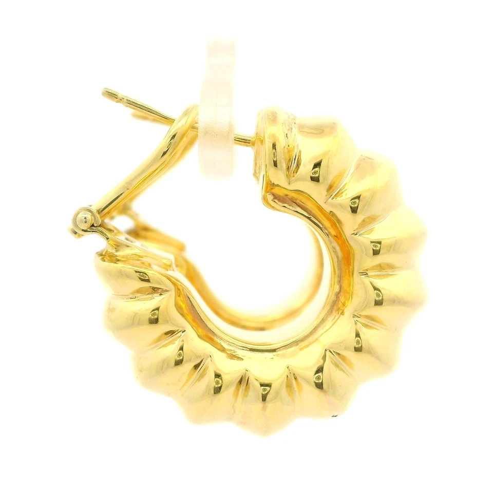 Pendientes de aro Huggie italianos de oro amarillo sólido de 14k con diseño hinchado pulido Foto 4 de 4