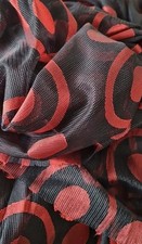 ab 1 Euro 260 cm x 130 cm schwarzer Tüll/Netz mit roten Kreisen