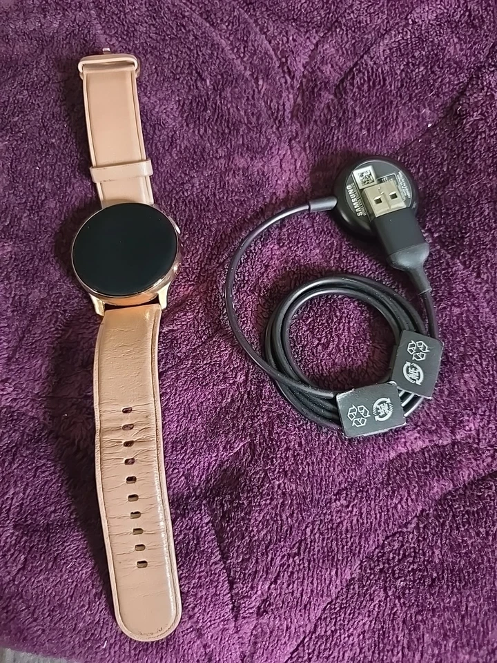 Samsung Galaxy Watch Active 2 40mm GPS + Cellular (4G LTE) - Gold - Gentle Use - Image 3 of 4