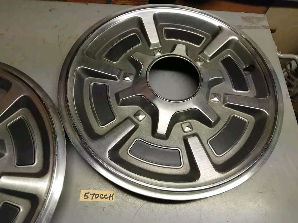 Dos tapacubos delanteros Chevrolet C10 1976 1977 1978 1978 4x4 ¿Nuevo de Lote Antiguo? Foto 2 de 4