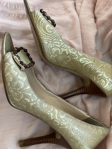 Carlos Santana Women Embossed Learher Heels Size 6.5 Romantic Cream color - Picture 18 of 19