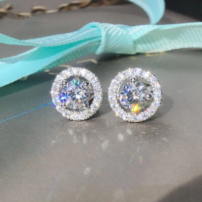 2,12 TCW Rundschliff Moissanit 4-Krappen Halo Ohrring in 14k Weißgold plattiert