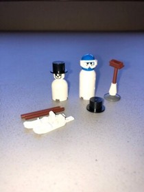 2 Lego Snowmen skis, poles, helmet, goggles, hats 9348 Community Minifigure Set