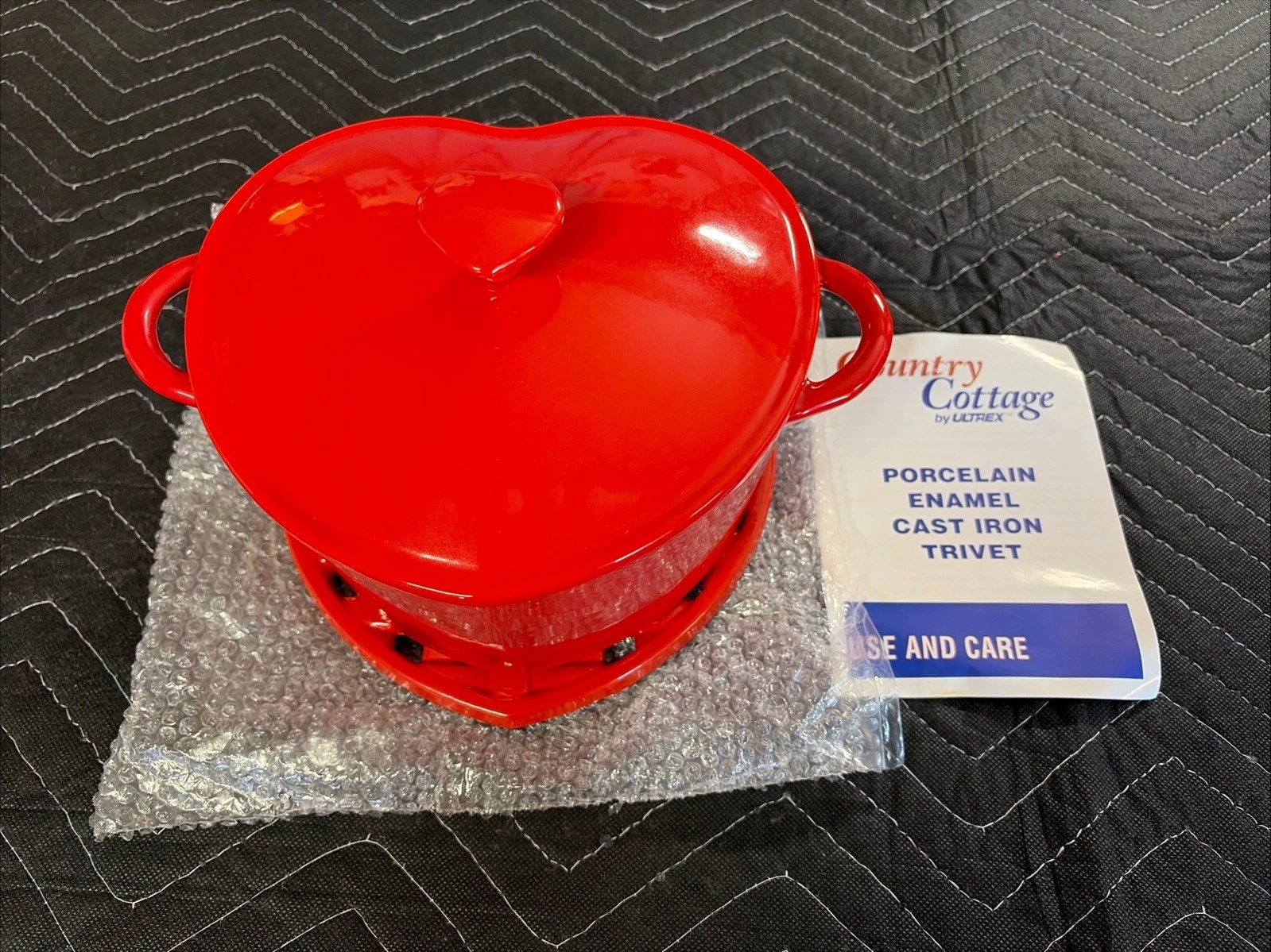 NEW & RARE Country Cottage Ultrex Red Heart Dutch Oven Cast Iron Pot w/Trivet!!!