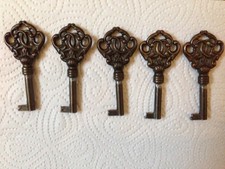Pięć starych takich samych kluczy do szafy