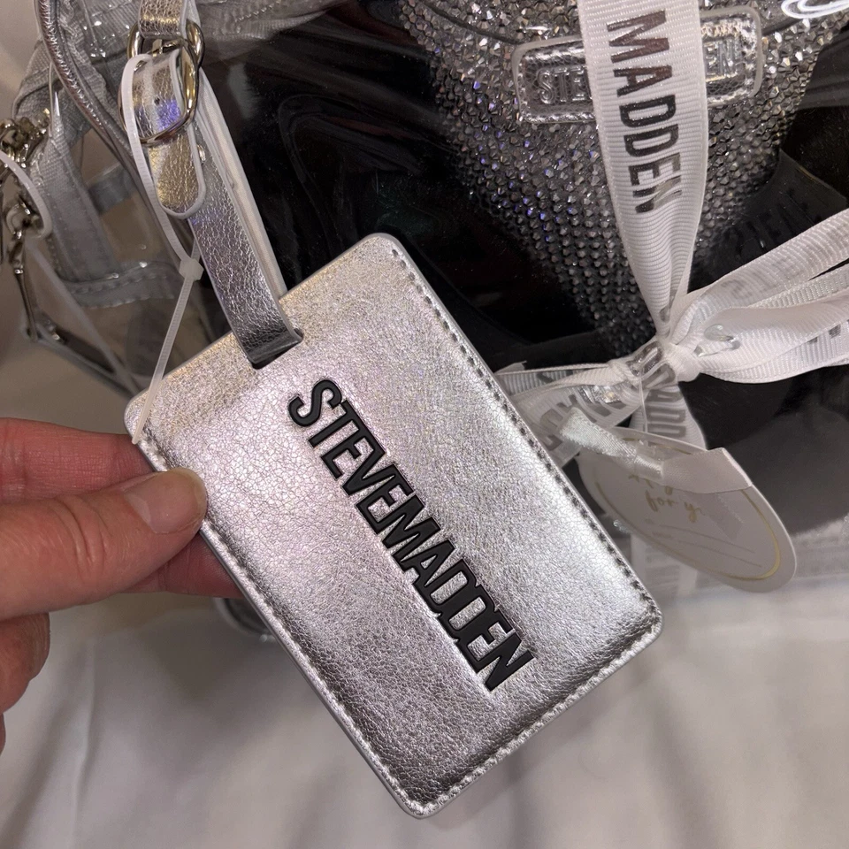 Juego de regalo Steve Madden de 4 piezas: orejeras, bolso transparente, etiqueta de equipaje, vaso con pajita Foto 4 de 4