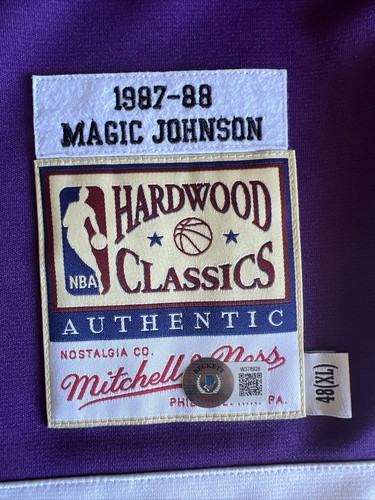 Lakers Magic Johnson Signed Warm Up Jacket Beckett COA Mitchell Ness Showtime - Picture 6 of 9