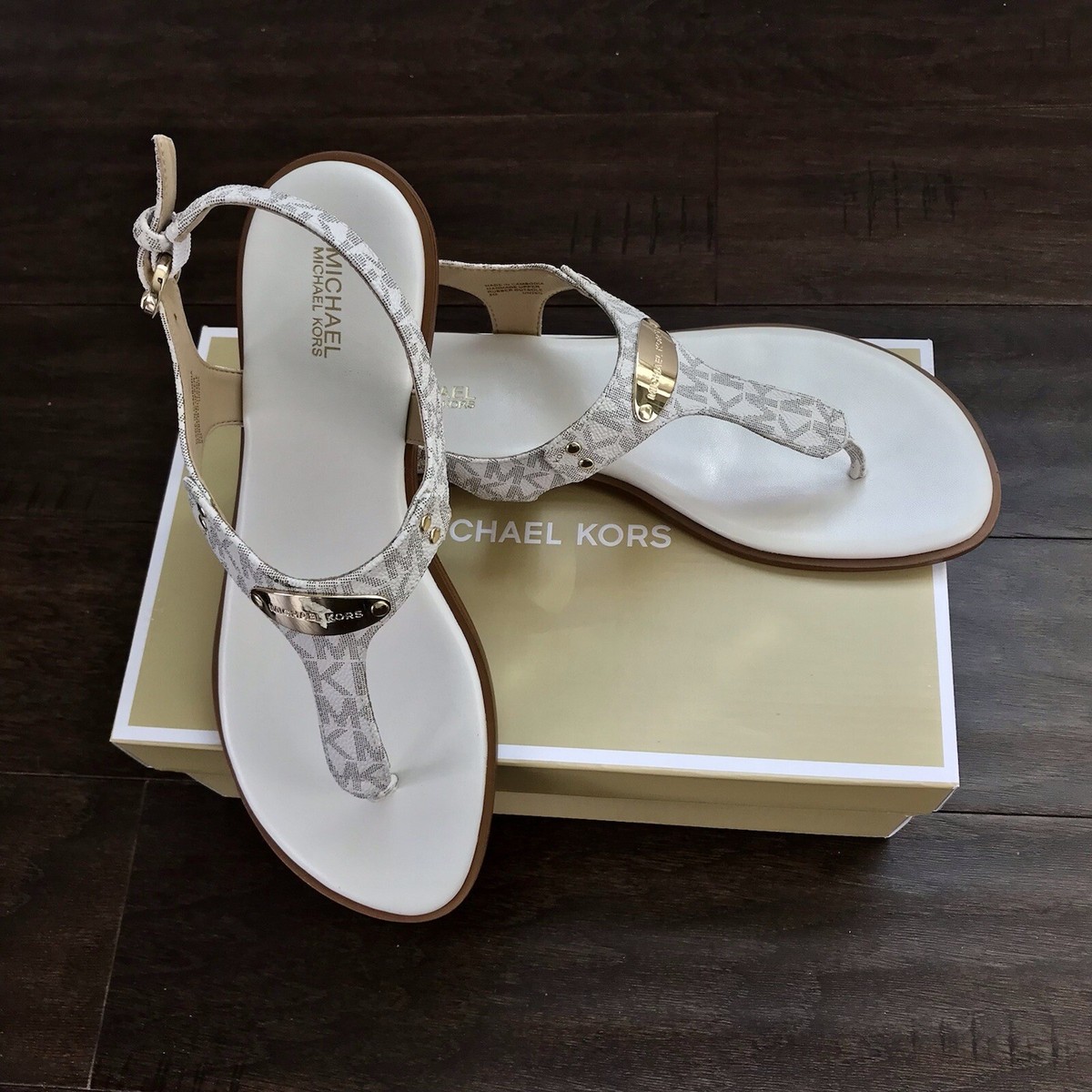 【MICHAEL KORS】美脚ウェッジ MKメタルロゴ ストラップサンダル Michael Kors Women's MK Plate Logo Thong Flat Sandal
