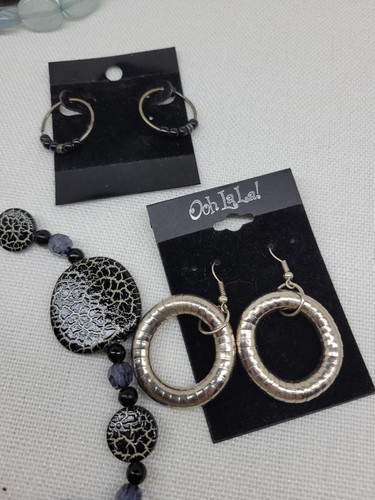 Lot bijoux collier craquelé noir ton argent et boucles d'oreilles ton or  - Photo 4/11