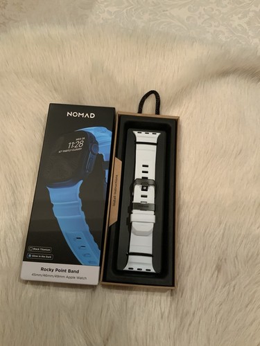 Bracelet Apple Watch Nomad Blue Glow édition limitée 49 mm noir titane matériel