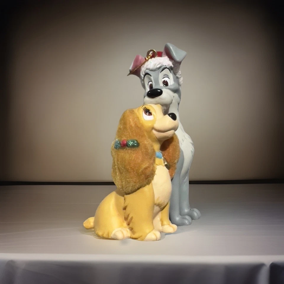 Disney Dama y el Vagabundo Sombrero de Papá Noel Adorno de Navidad Acebo Flocado Foto 2 de 3