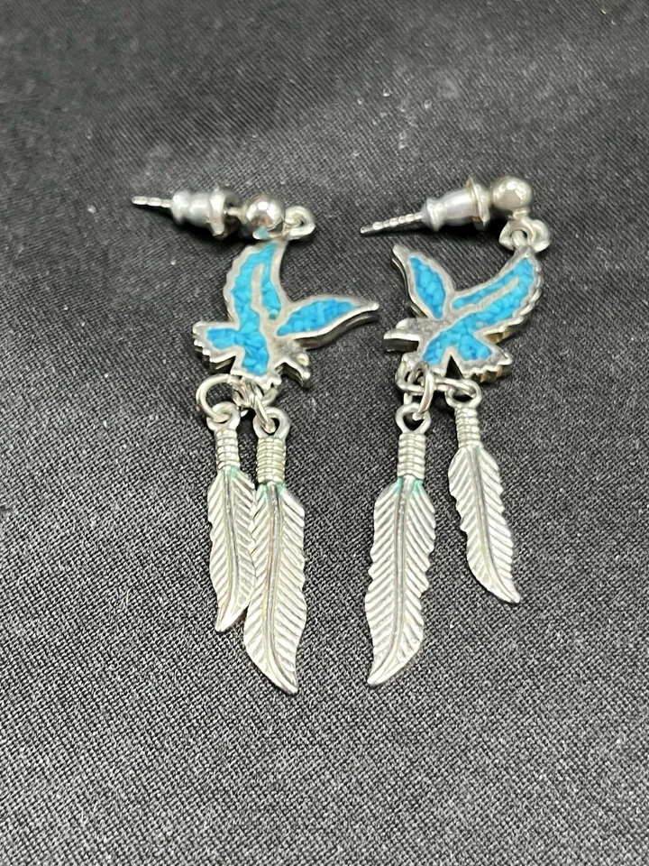 Brincos nativos americanos, com incrustação turquesa de águia e penas pendurados: - Imagem 2 de 4