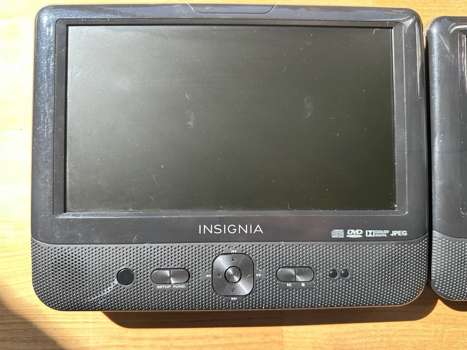 Insignia Dual Screen Portable DVD Players 9" NS-D9PDVD15 TESTED Works! w/ Cords! - Image 4 of 4