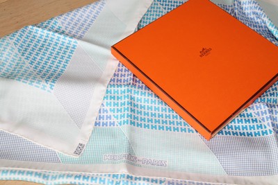 Foulard Hermès En Soie - Modèle 35 Avec Boîte, Bleu, Excellent état D'occasion