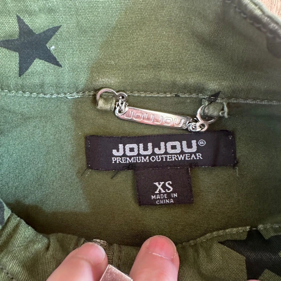 Chaqueta utilitaria para mujer Jou Jou XS verde estampado de estrellas estilo militar Foto 4 de 4