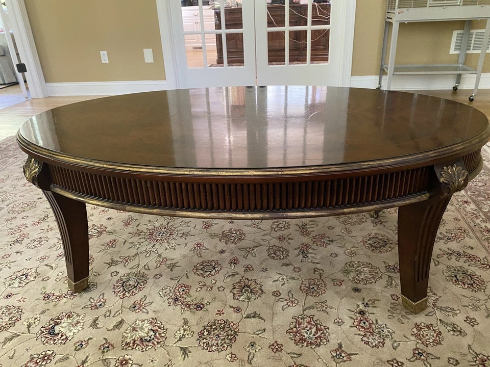 Mesa ovalada de caoba con detalles de hoja de oro Foto 3 de 3