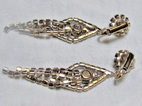 "Pendientes de clip largos vintage de 2-1/4"" con pedrería transparente color verde oscuro" - Imagen 6 de 8