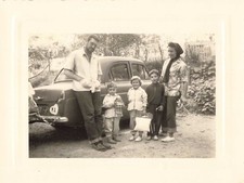 ALTES FOTO FAMILIE UND IHR ALTES AUTO AUTO AUTO ZU IDENTIFIZIEREN