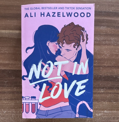 Ali Hazelwood Not in Love Englisch Taschenbuch Little, Brown ISBN 9781408728901