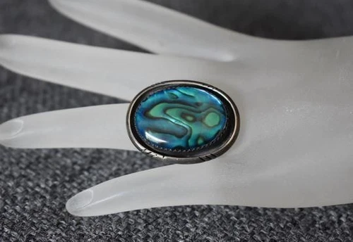LOVELY VINTAGE MEXICAN SILVER AND BLUE GREEN ABALONE ADORNED OVAL RING