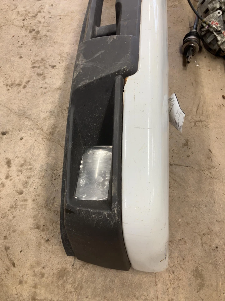 12 CHEVY COLORADO Front Bumper White - Imagem 2 de 4