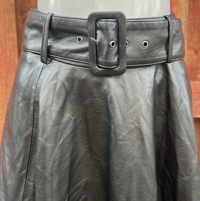 Saia Zara Couro Preto Midi Linha A Tamanho P - Imagem 4 de 4