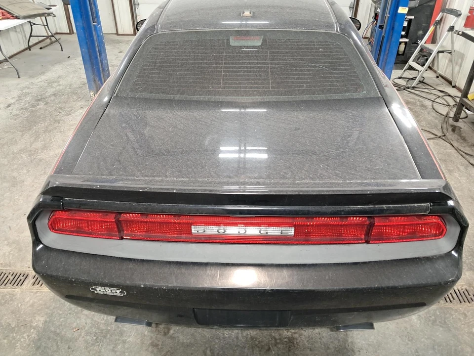 Tapa de cubierta usada se adapta a: Dodge Challenger R/T 2014 con alerón grado A Foto 2 de 4